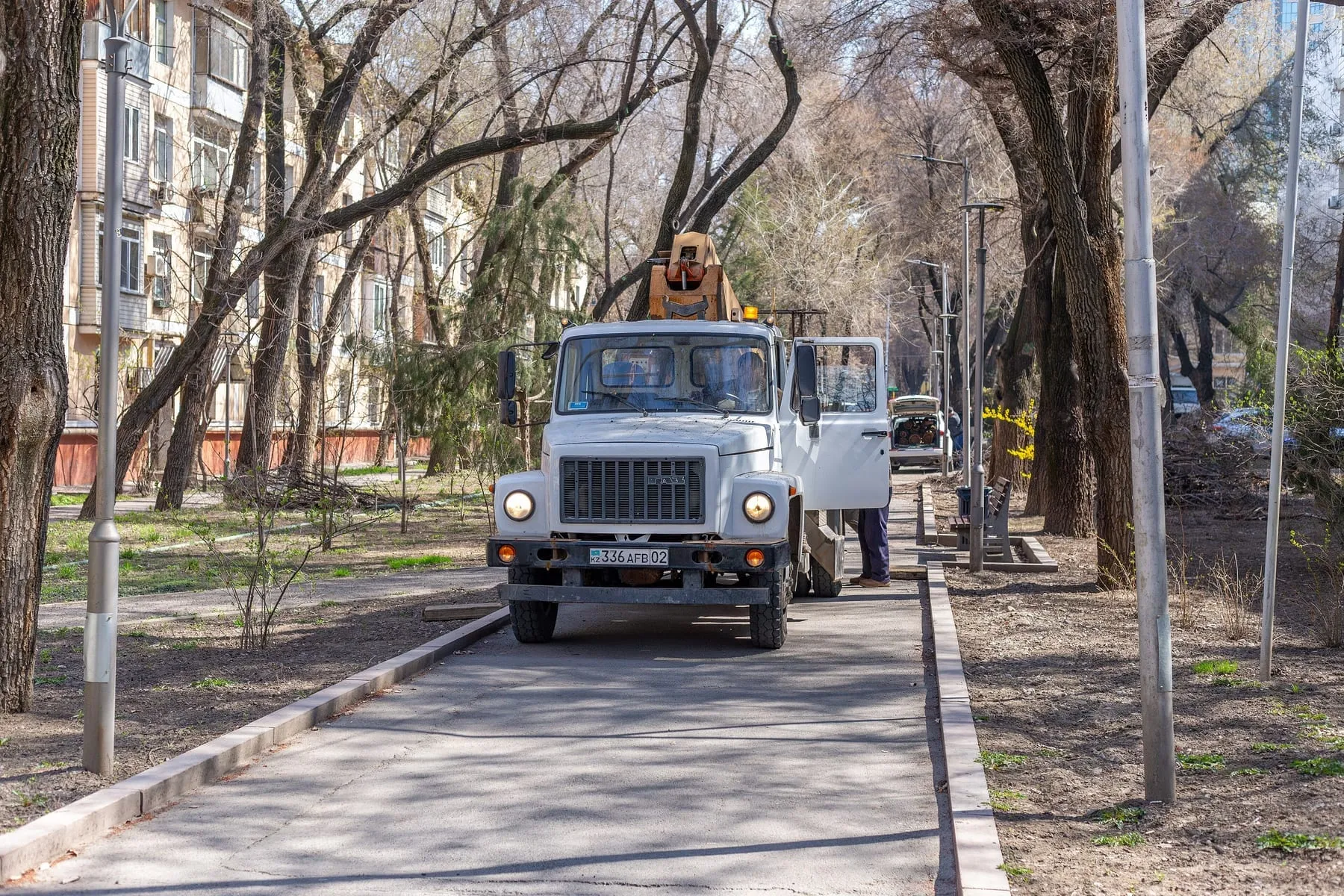 Автовышка на шасси ГАЗ-3309 на улице Карасай батыра в Алматы