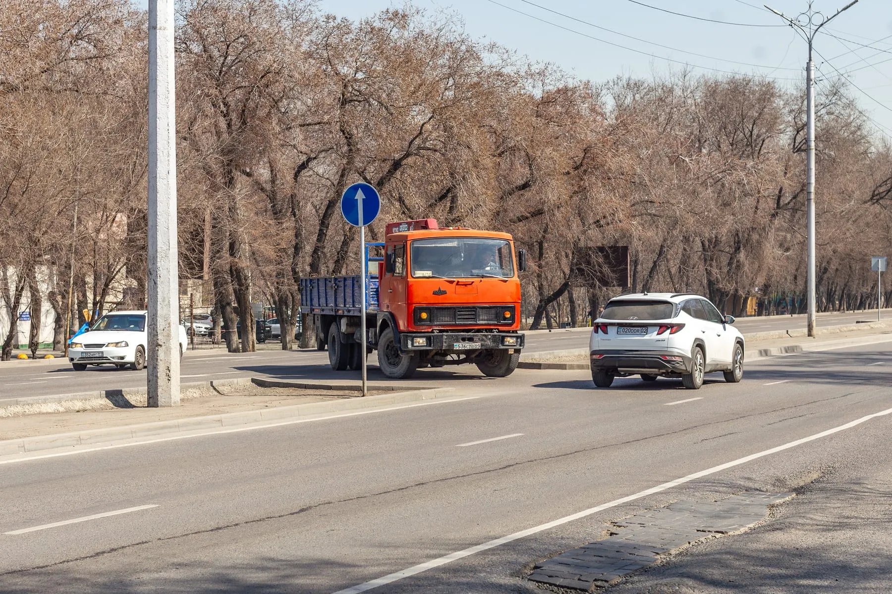 МАЗ-5336 разворачивается на улице Толе би в Алматы