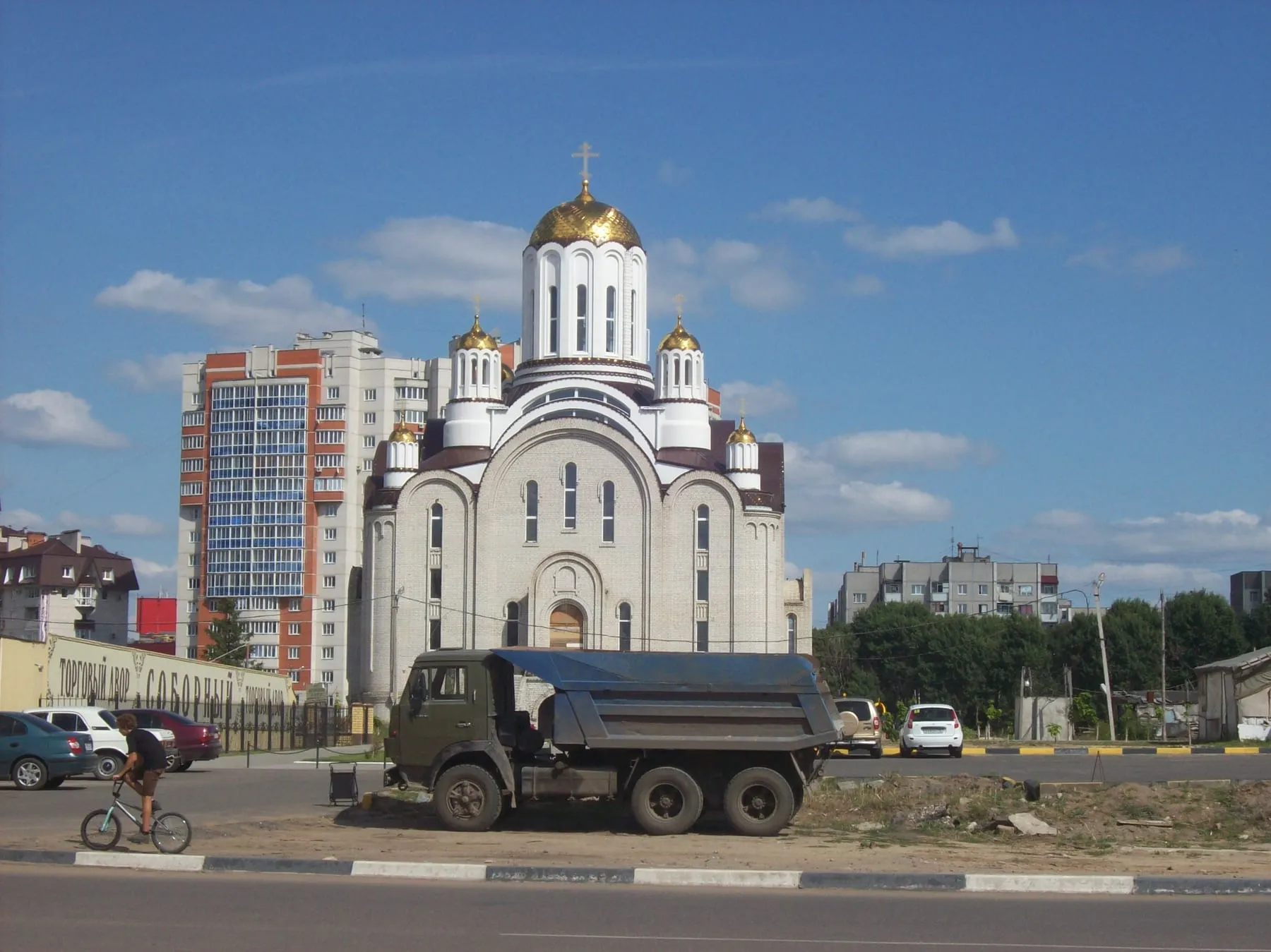 Самосвал КамАЗ на стройке храма в Северном микрорайоне Воронежа