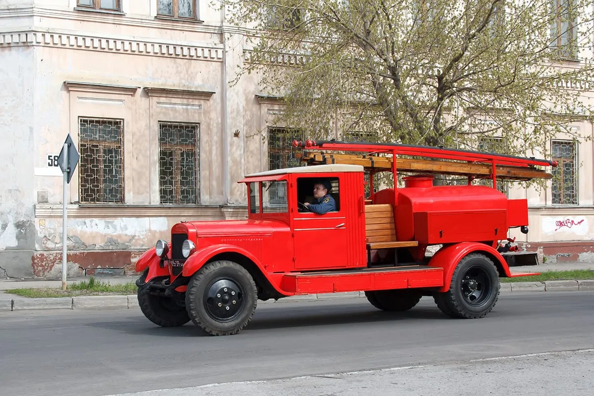 Пожарный ЗИС-5 на параде техники в Барнауле