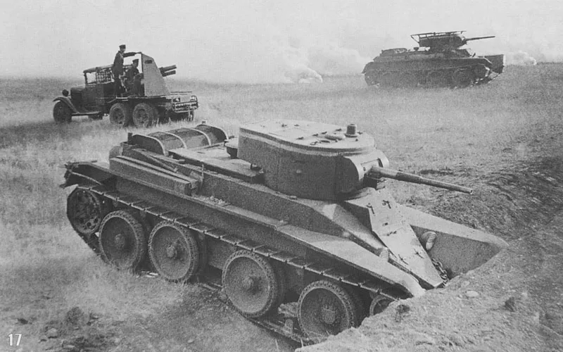 Танк БТ-5 на учебном бою; на заднем плане — САУ СУ-1-12 на шасси ГАЗ-ААА