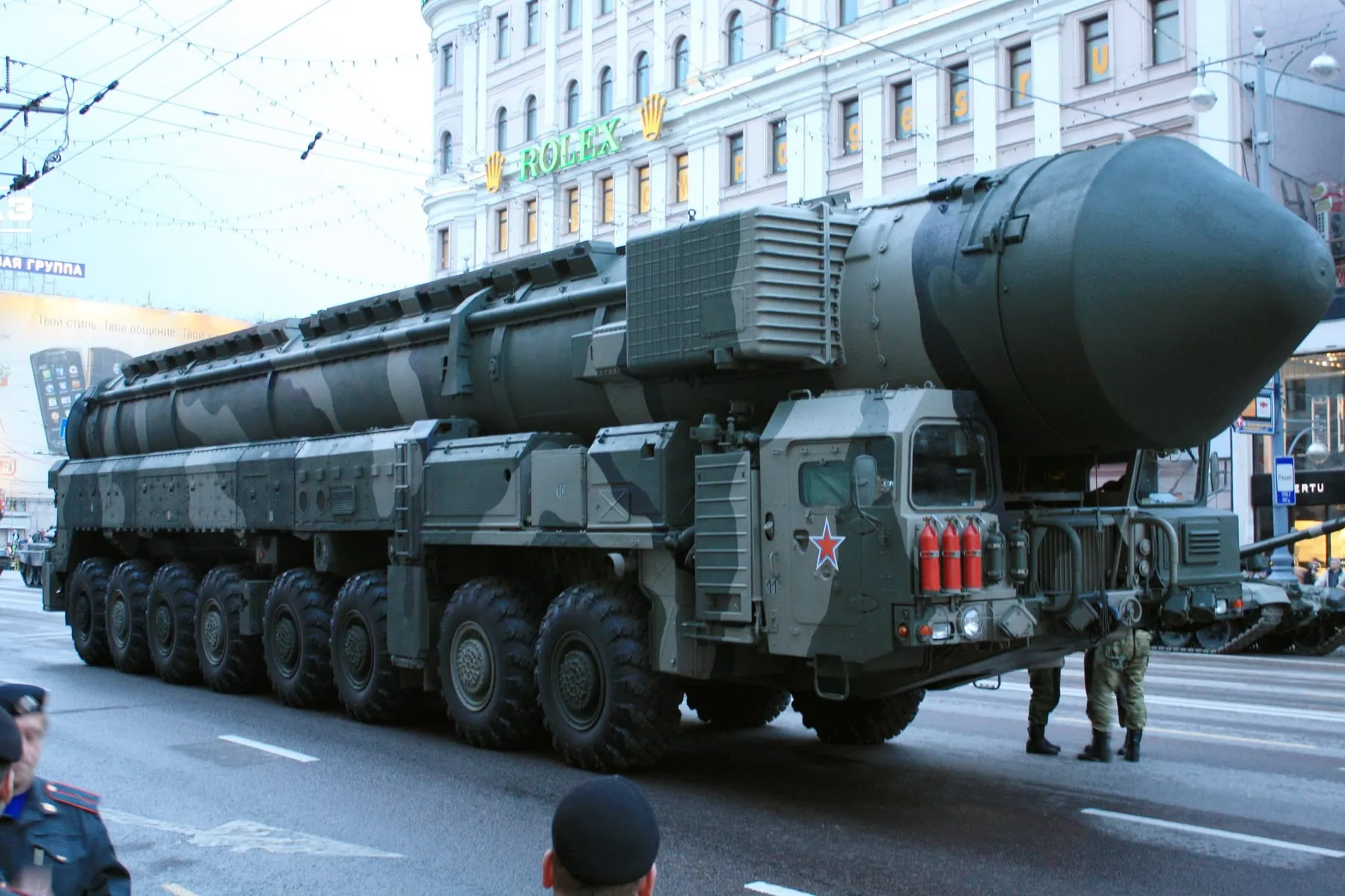 МЗКТ-79221 под пусковым контейнером комплекса «Тополь-М»