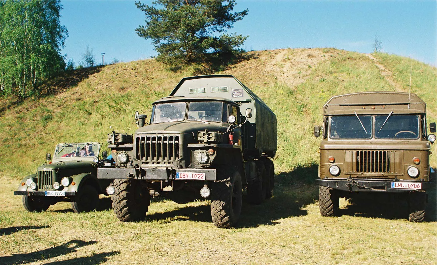 Урал-4320 с кузовом-фургоном на слёте военной техники в Германии; слева ГАЗ-69, справа ГАЗ-66