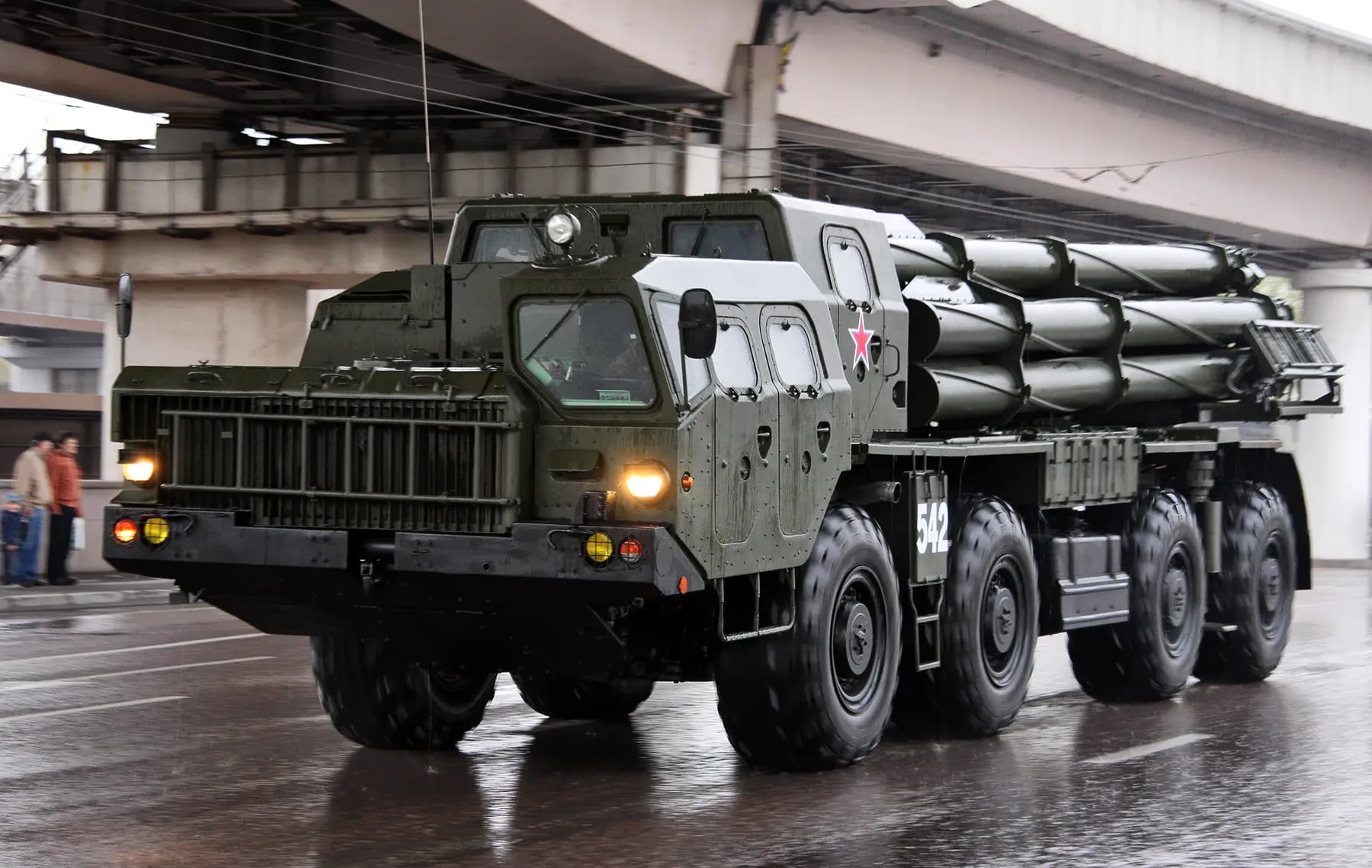 Боевая машина реактивной системы «Смерч» на шасси МАЗ-543М, парад в Москве, 2011 год