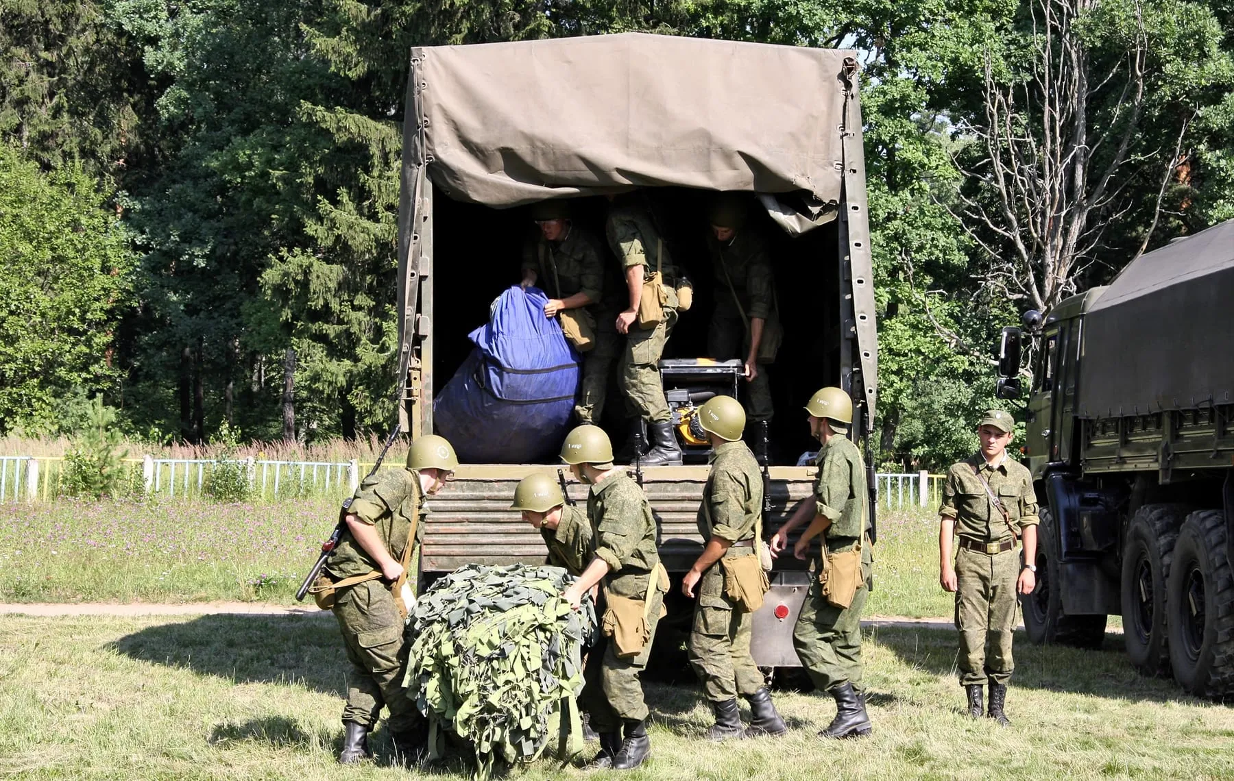 Погрузка в КамАЗ-53212 того же полка