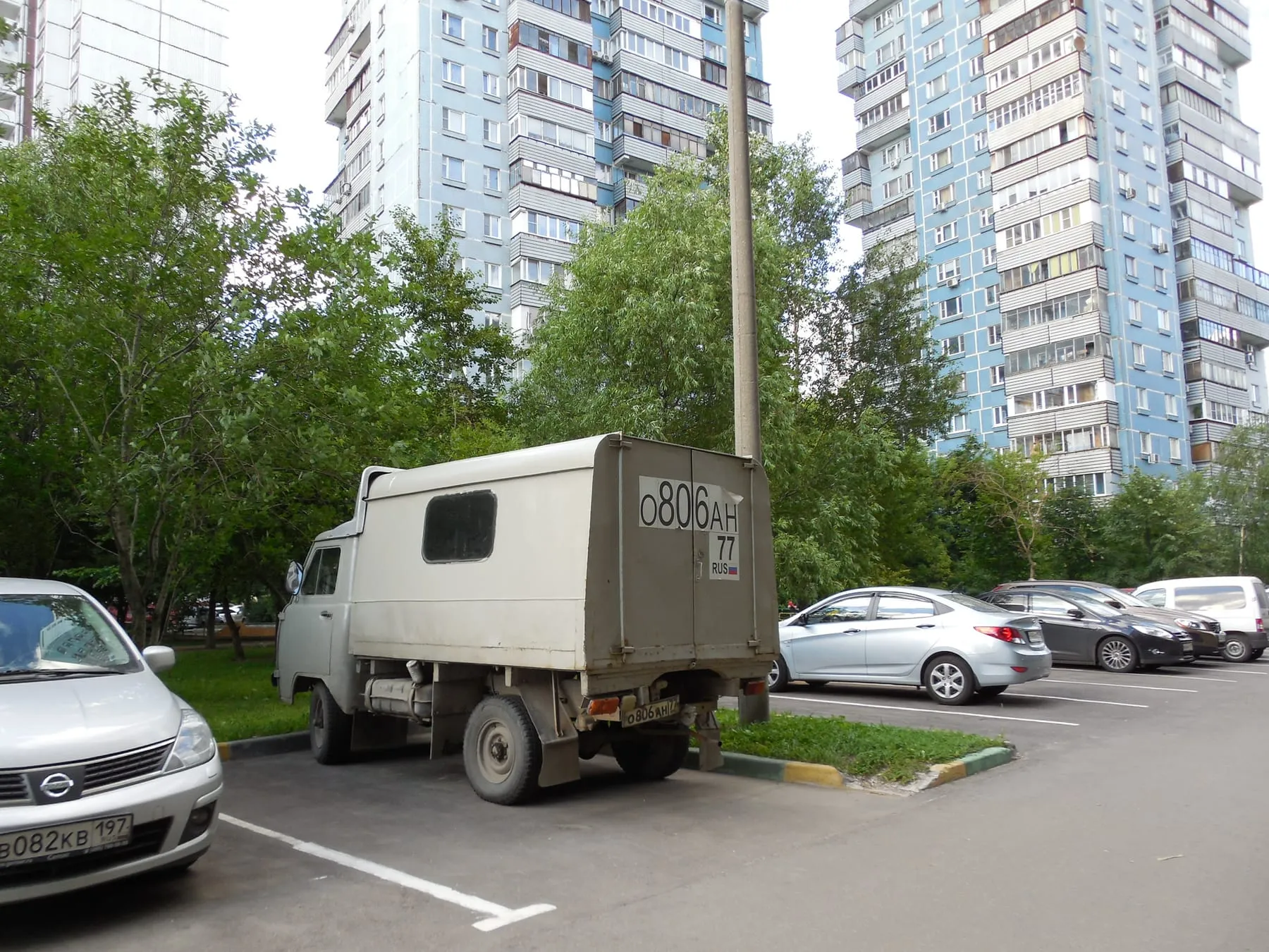 УАЗ-3303 на улице Яблочкова в Москве, 2014 год