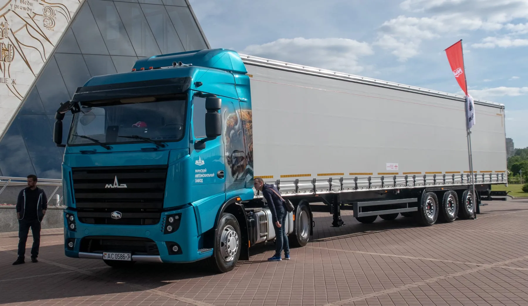 МАЗ-5440М9 с двигателем Mercedes-Benz OM 471 нормы Евро-6 на выставке БАМАП-2019 в Минске