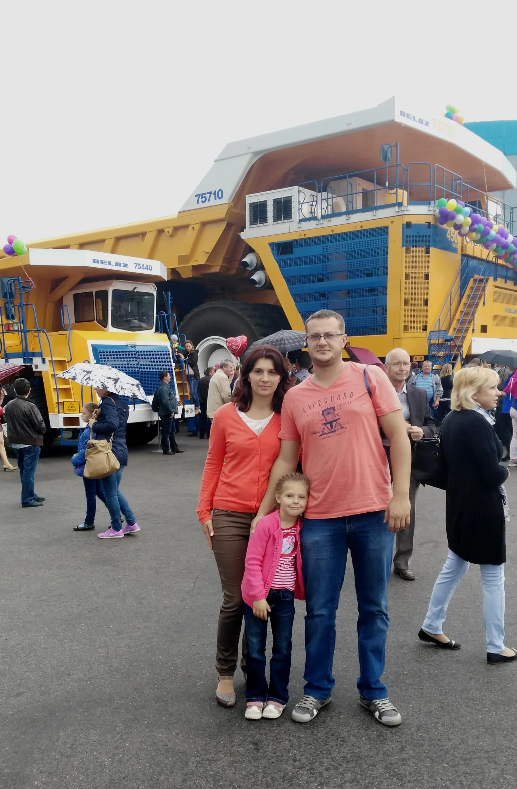 Масштаб: семья у БелАЗ-75710 в Жодино, 2015 год