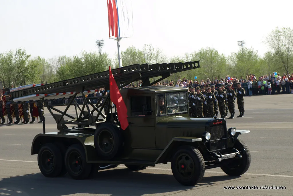 Пусковая установка БМ-13-16 на трёхосном шасси ЗИС-6 на параде
