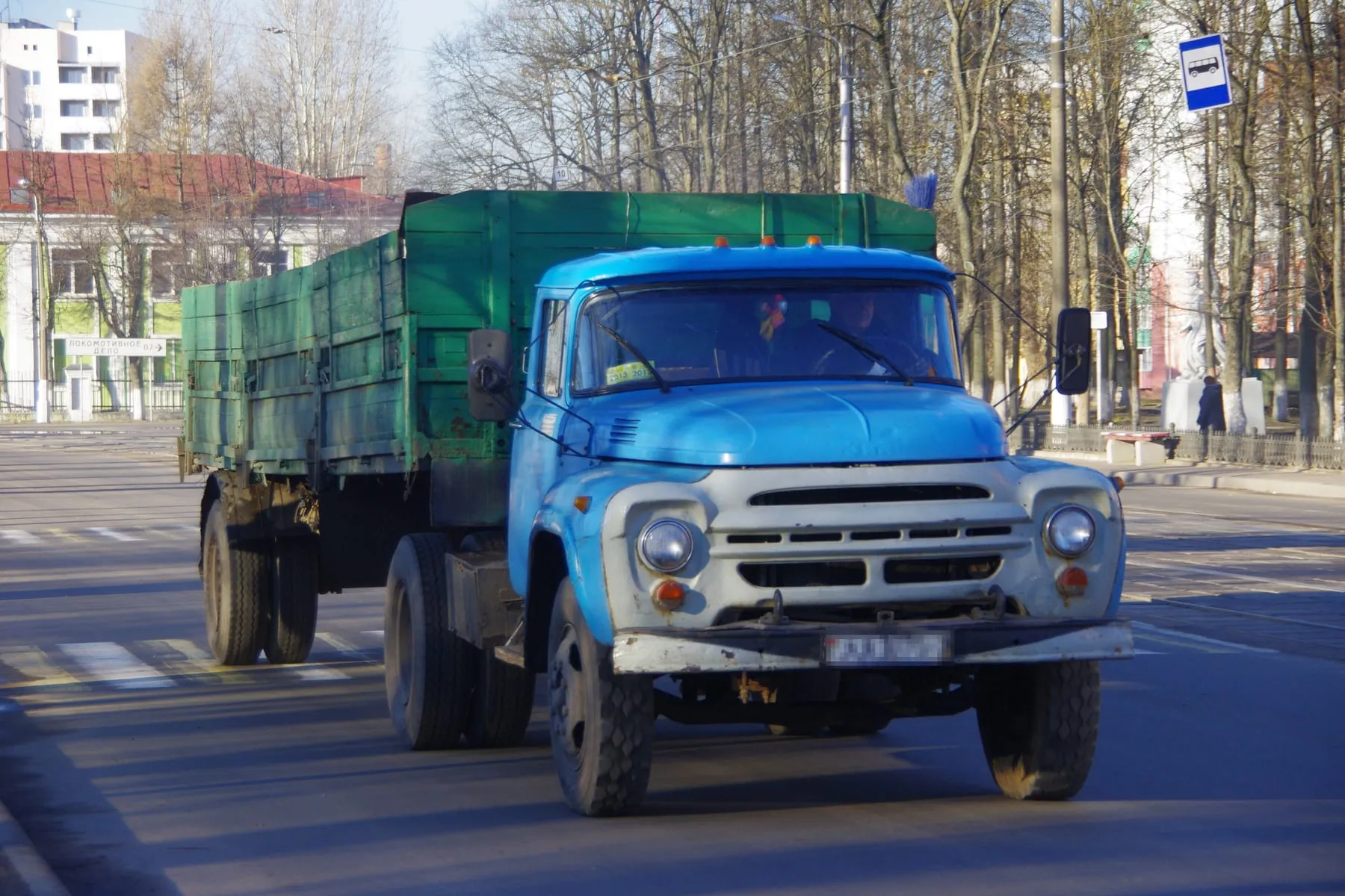 Седельный тягач ЗИЛ-130В1 с бортовым полуприцепом на улице белорусского города