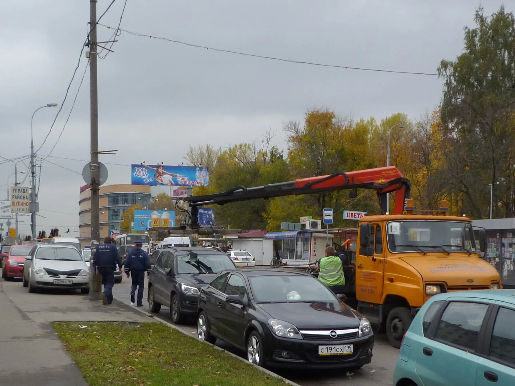 Эвакуатор с краном-манипулятором на шасси ЗИЛ-5301 у метро «Щукинская» в Москве