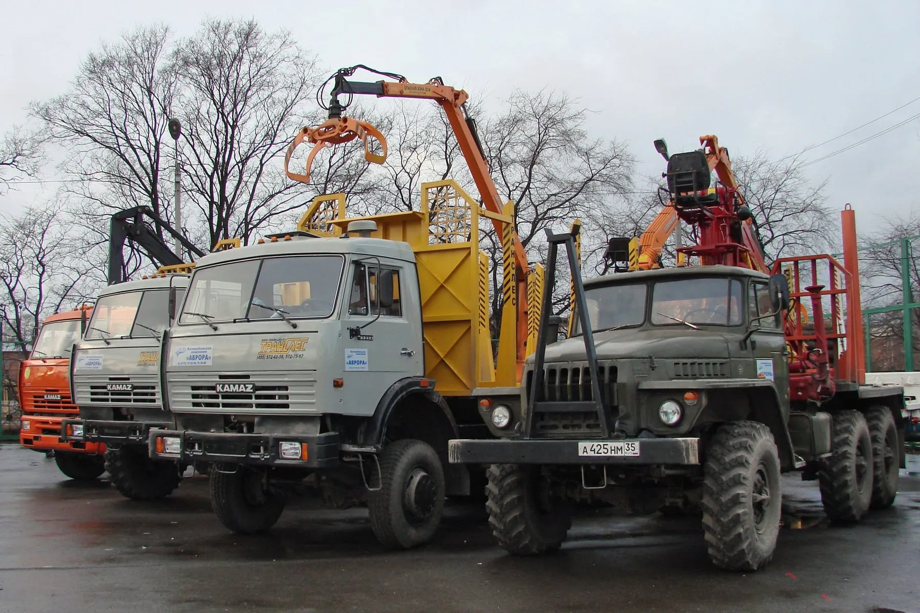 Лесовозный тягач на шасси Урал-4320 (справа) на выставке «Российский лес» в Вологде