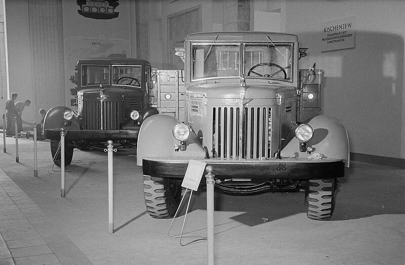 Советские грузовики на осенней Лейпцигской ярмарке 1954 года