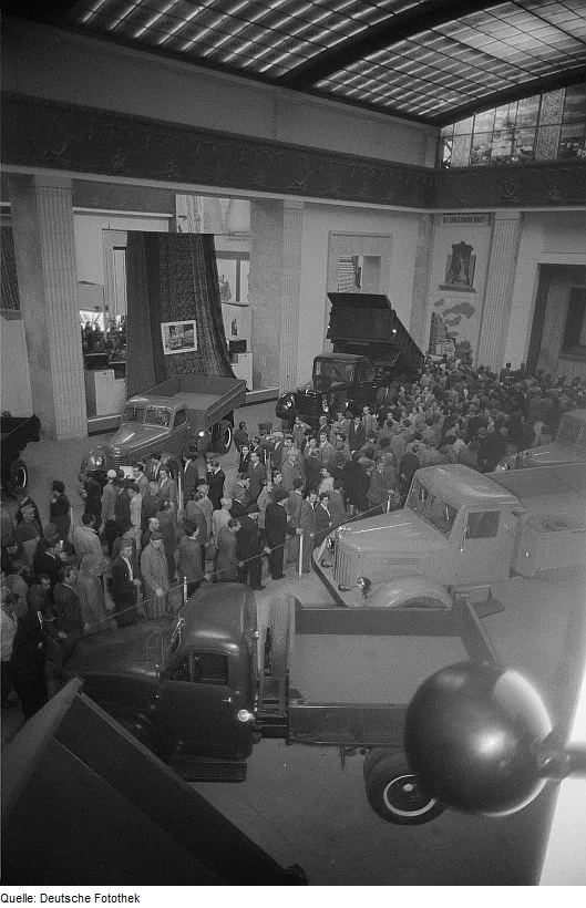 Грузовики в советском павильоне Лейпцигской ярмарки, сентябрь 1954 года
