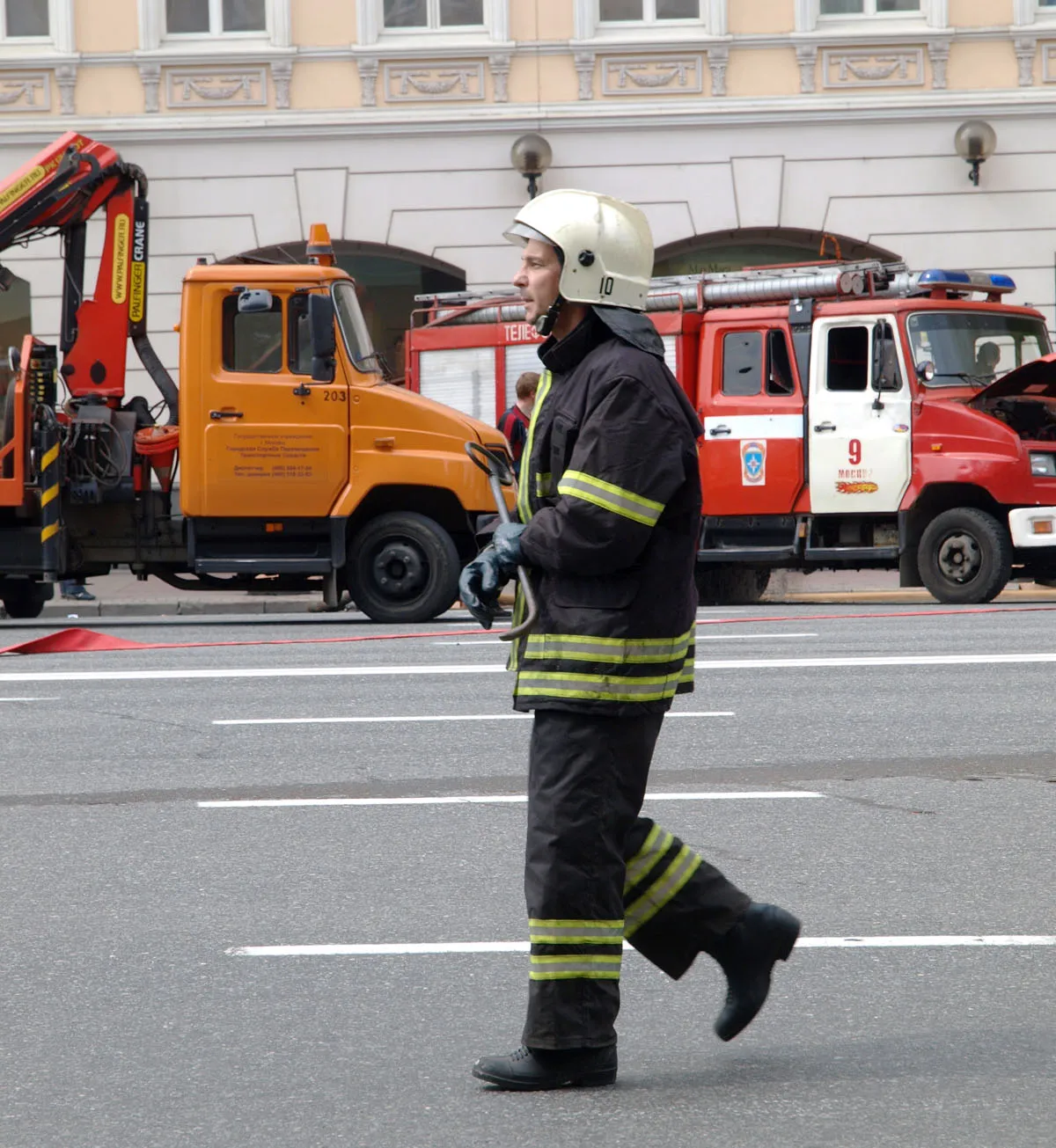 Пожарная автоцистерна и эвакуатор на шасси ЗИЛ-5301 на тушении пожара в Москве, май 2009 года