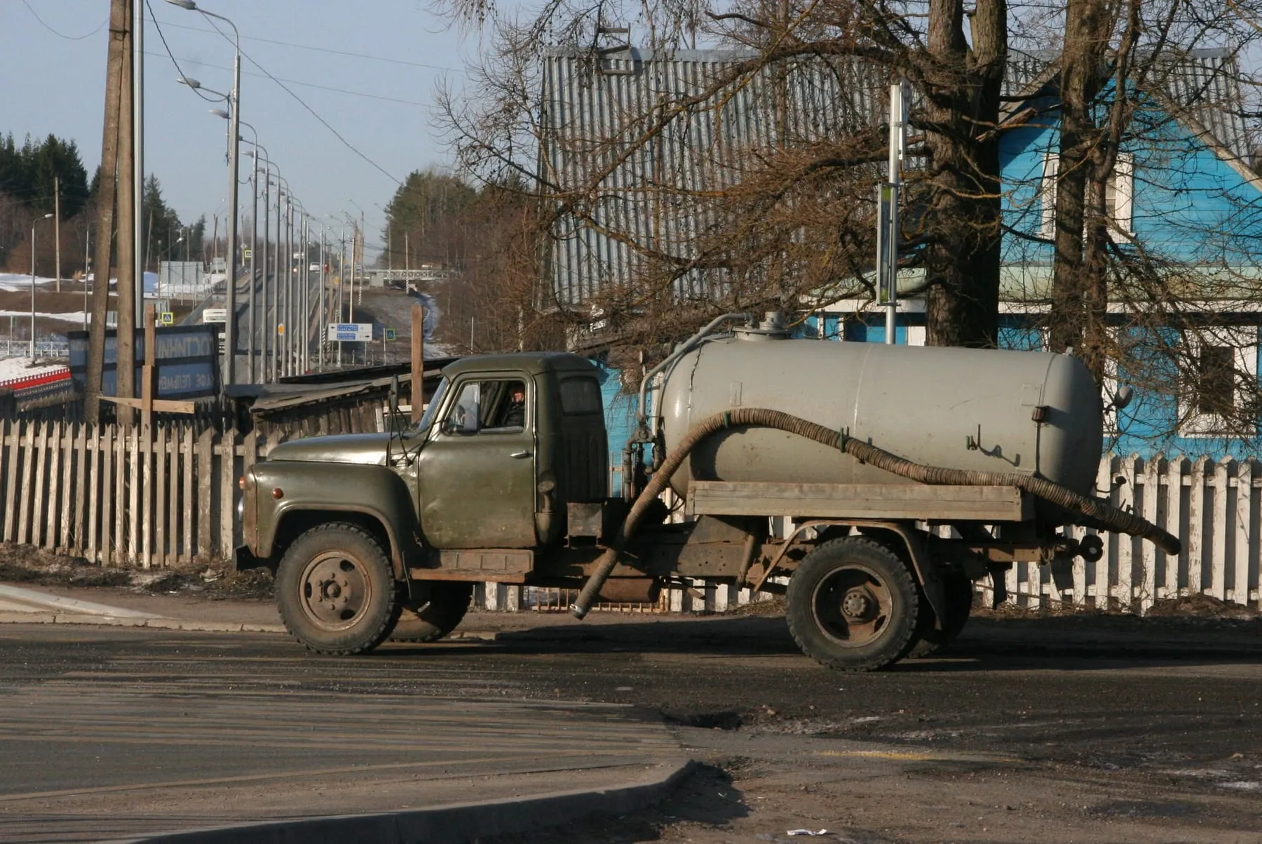 ГАЗ-53 на зимней дороге на севере России, 2014 год