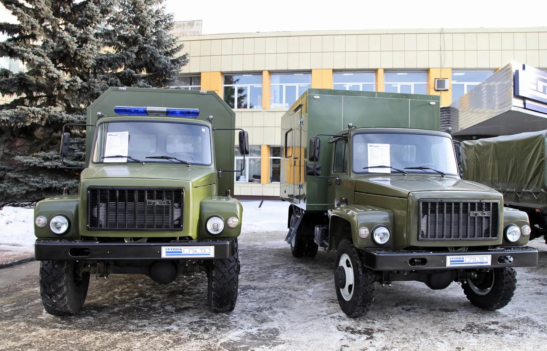 ГАЗ-33081-1091 и автомобиль технической поддержки ГАЗ-33086 «Земляк»