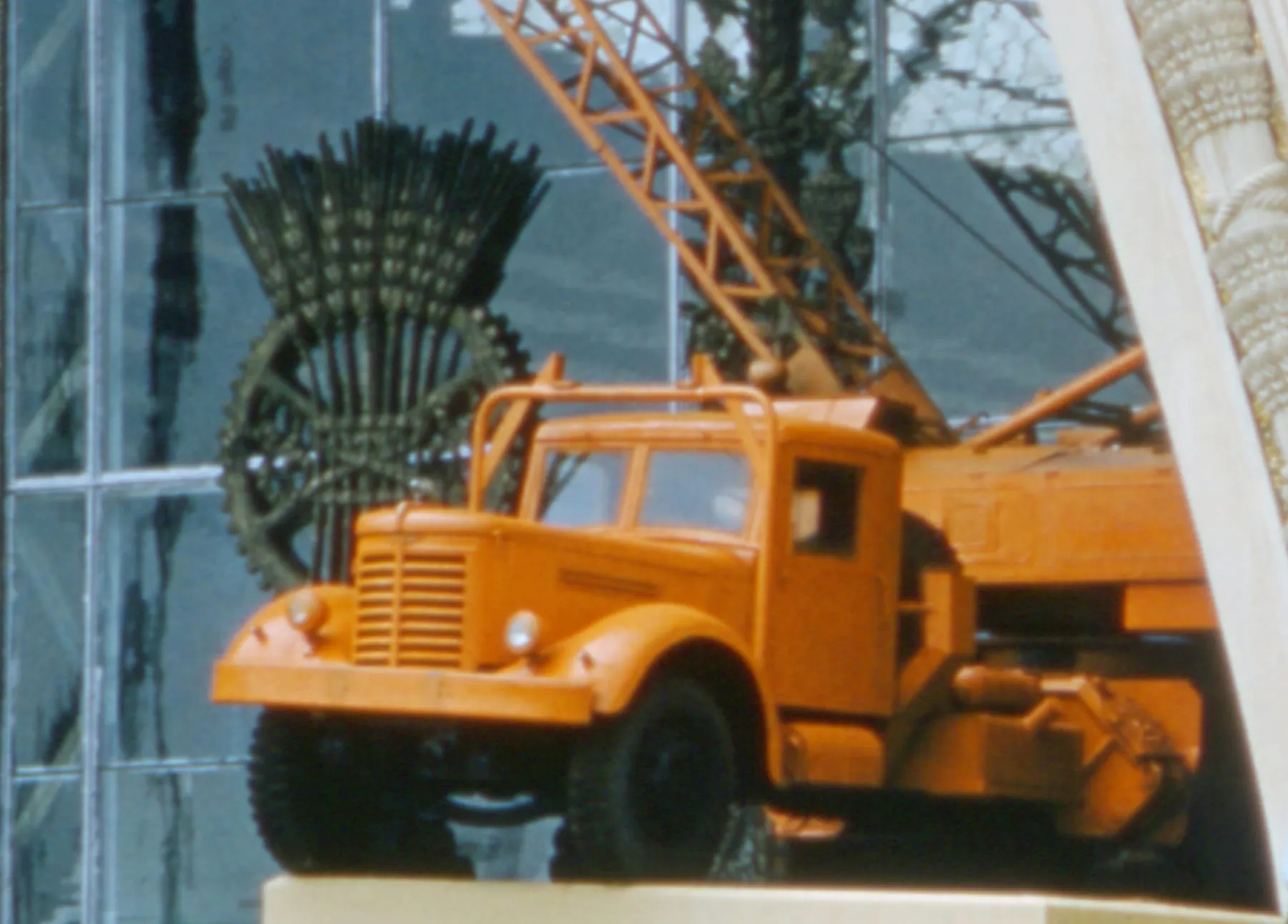Автокран К-104 на шасси ЯАЗ-210 на ВДНХ