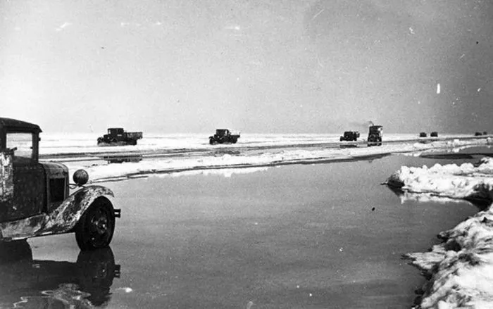 Полуторки на Дороге жизни через Ладожское озеро