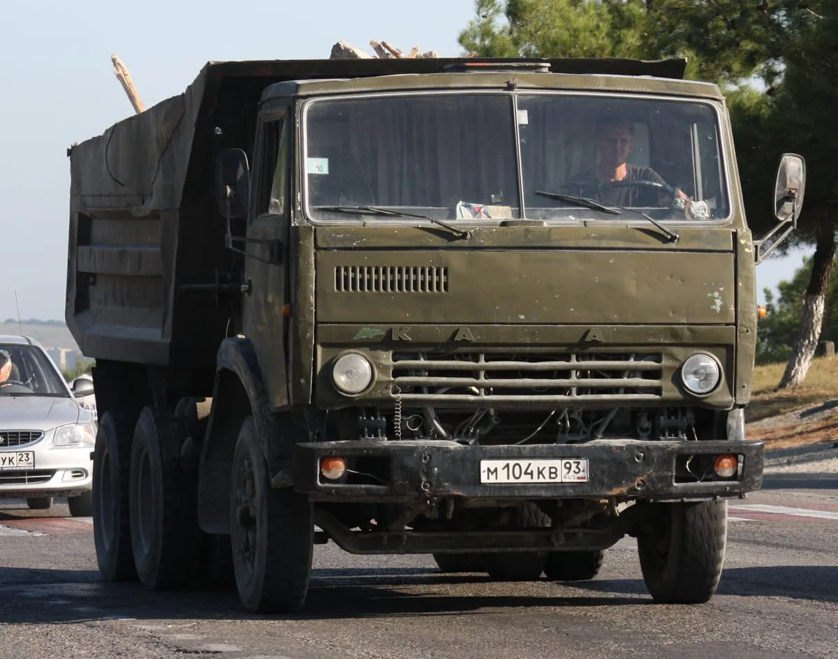 Самосвалы КамАЗ-5511 на стоянке