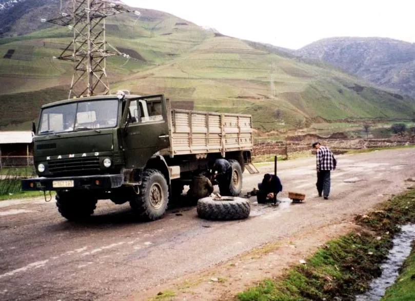 Замена колеса КамАЗ-4310 в Таджикистане, 1997 год