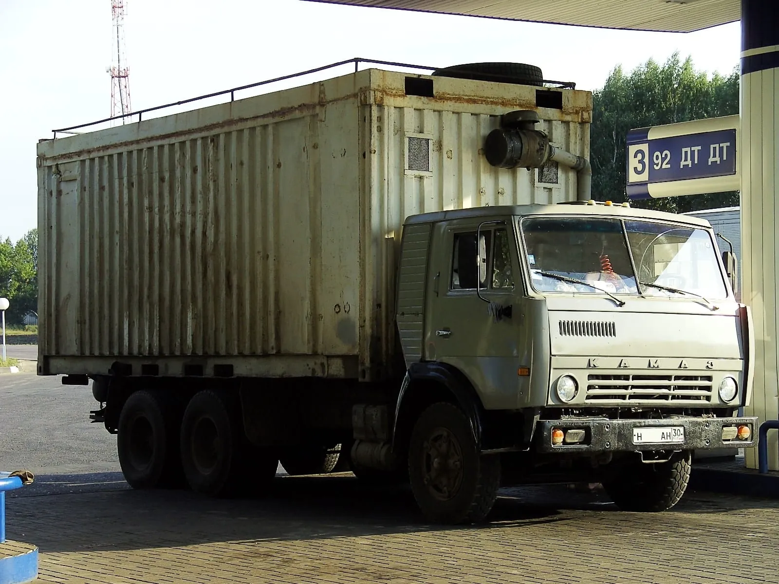 КамАЗ-5320 с контейнерным кузовом на заправке