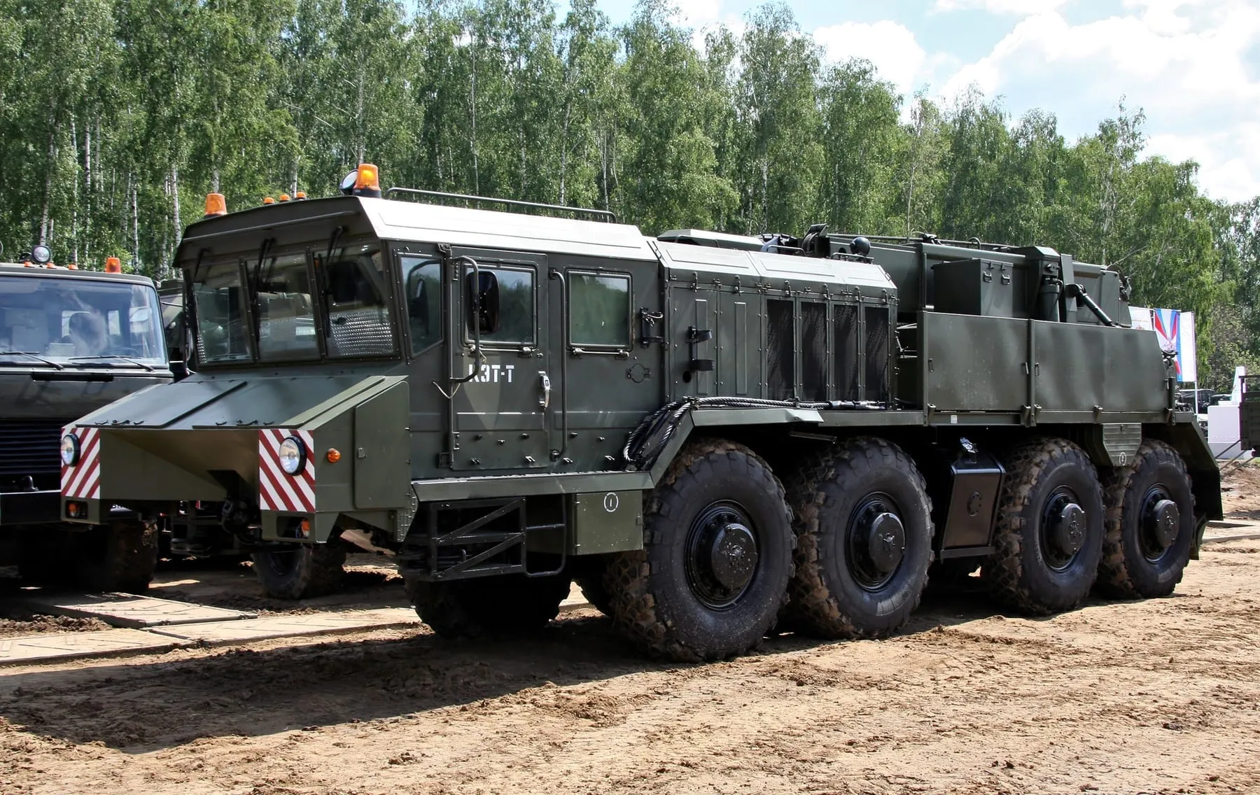 Колёсный эвакуационный тягач КЭТ-Т на шасси КЗКТ-74281-012 на полигоне в Бронницах