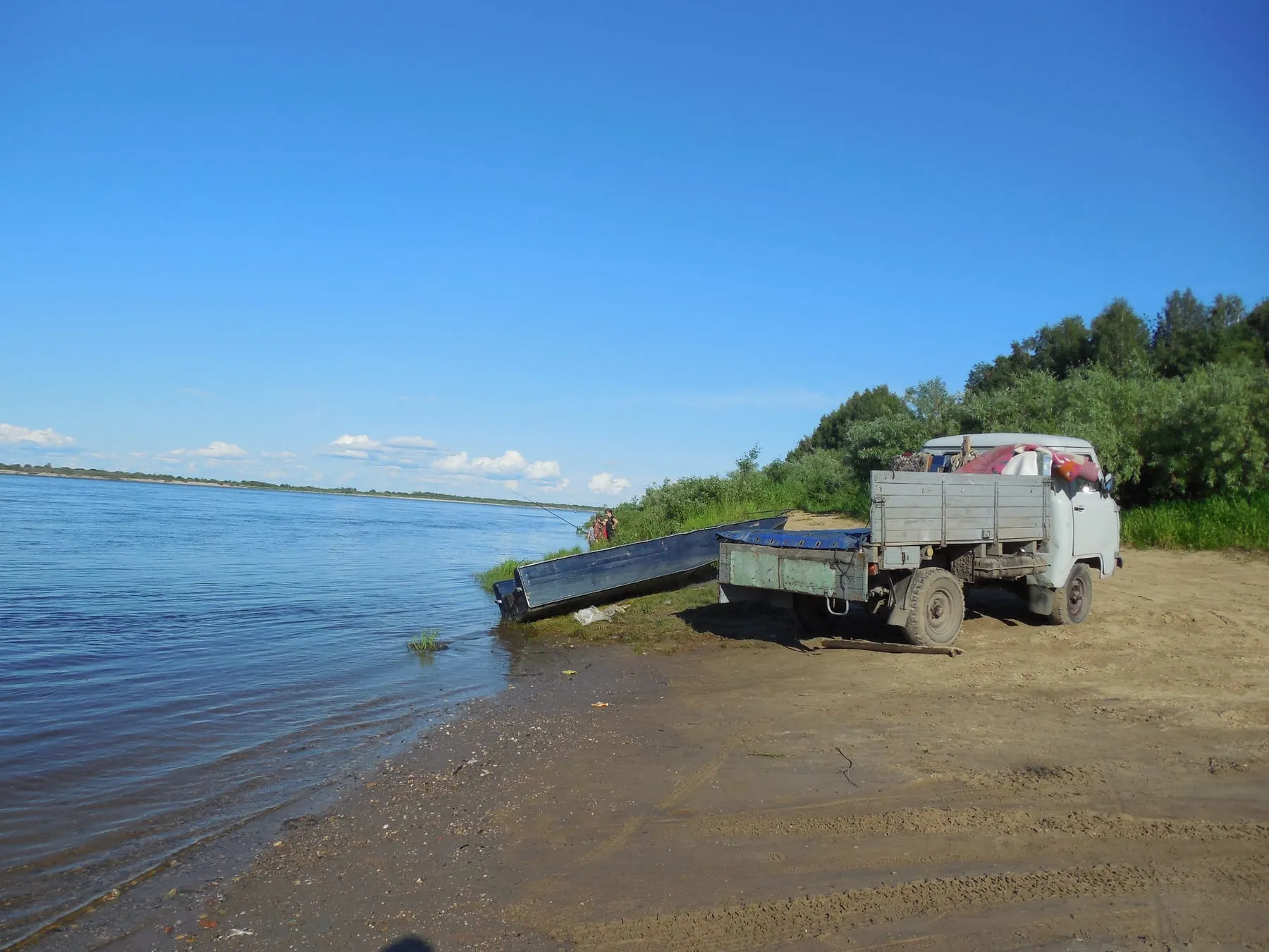 УАЗ-3303 с прицепом на песчаном берегу Северной Двины под Красноборском, 2014 год
