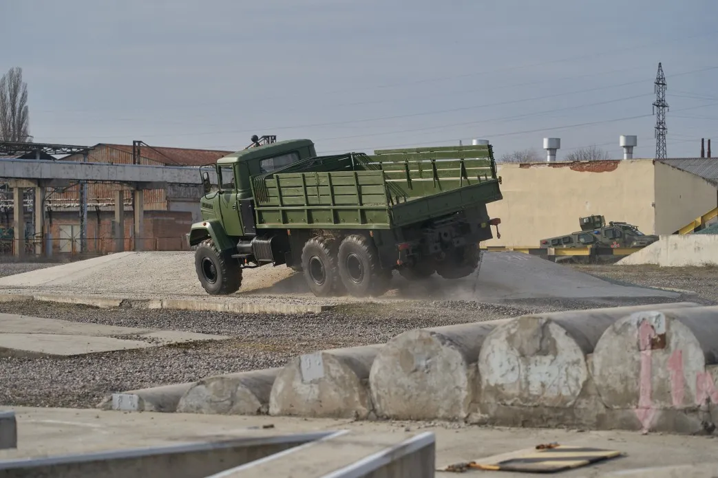 Бортовой КрАЗ-6322 на препятствии испытательного полигона в Кременчуге