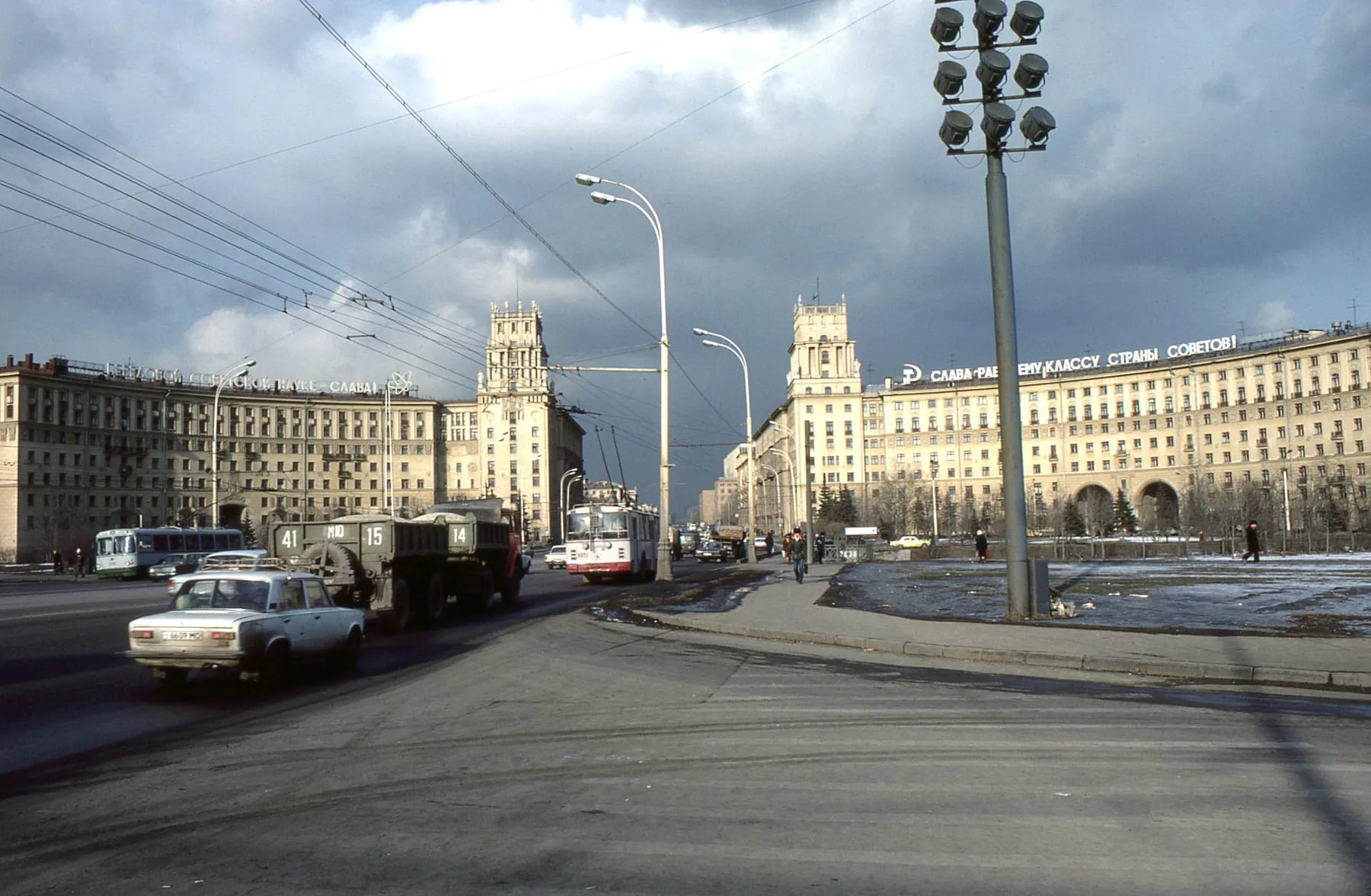 Самосвал МАЗ-503 с прицепом на Ленинском проспекте у площади Гагарина в Москве