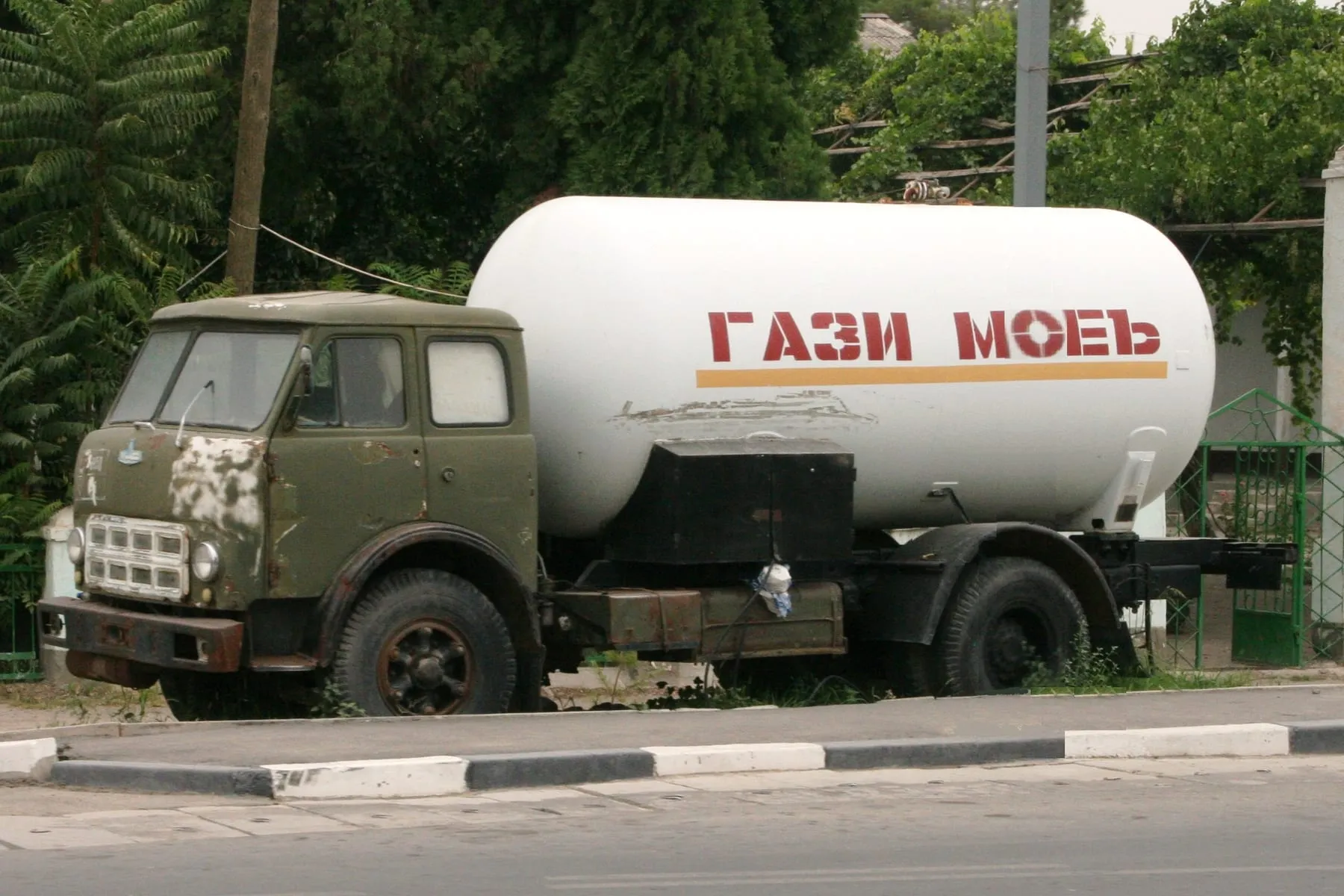 МАЗ-500А, переоборудованный в газовоз. Душанбе
