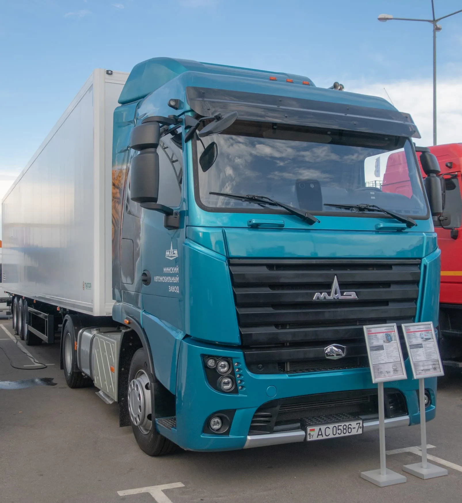 МАЗ-5440М9 с полуприцепом МАЗ-930011 на выставке «Белагро-2019»