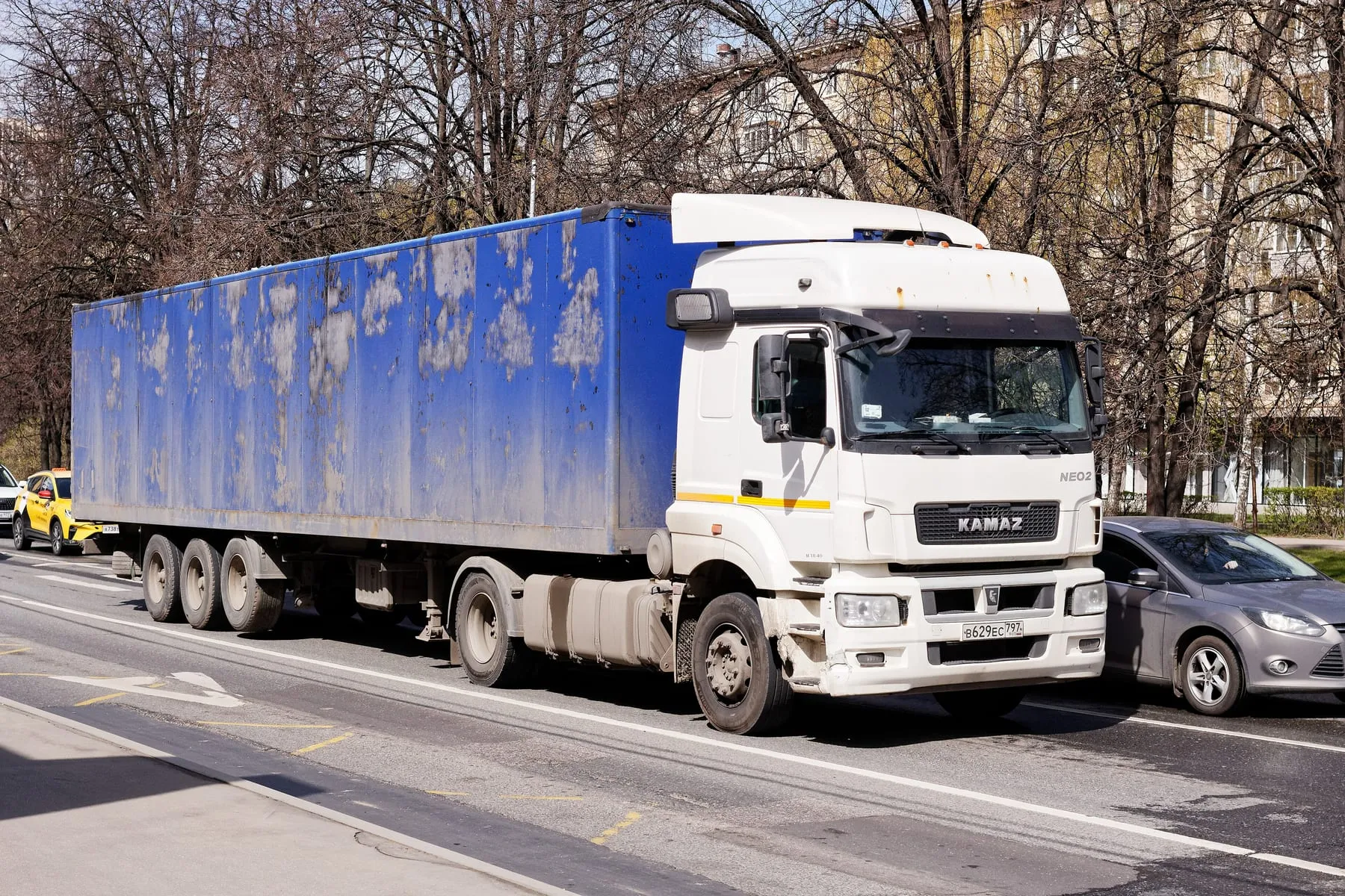 KamAZ-5490 Neo-2 на Нахимовском проспекте в Москве