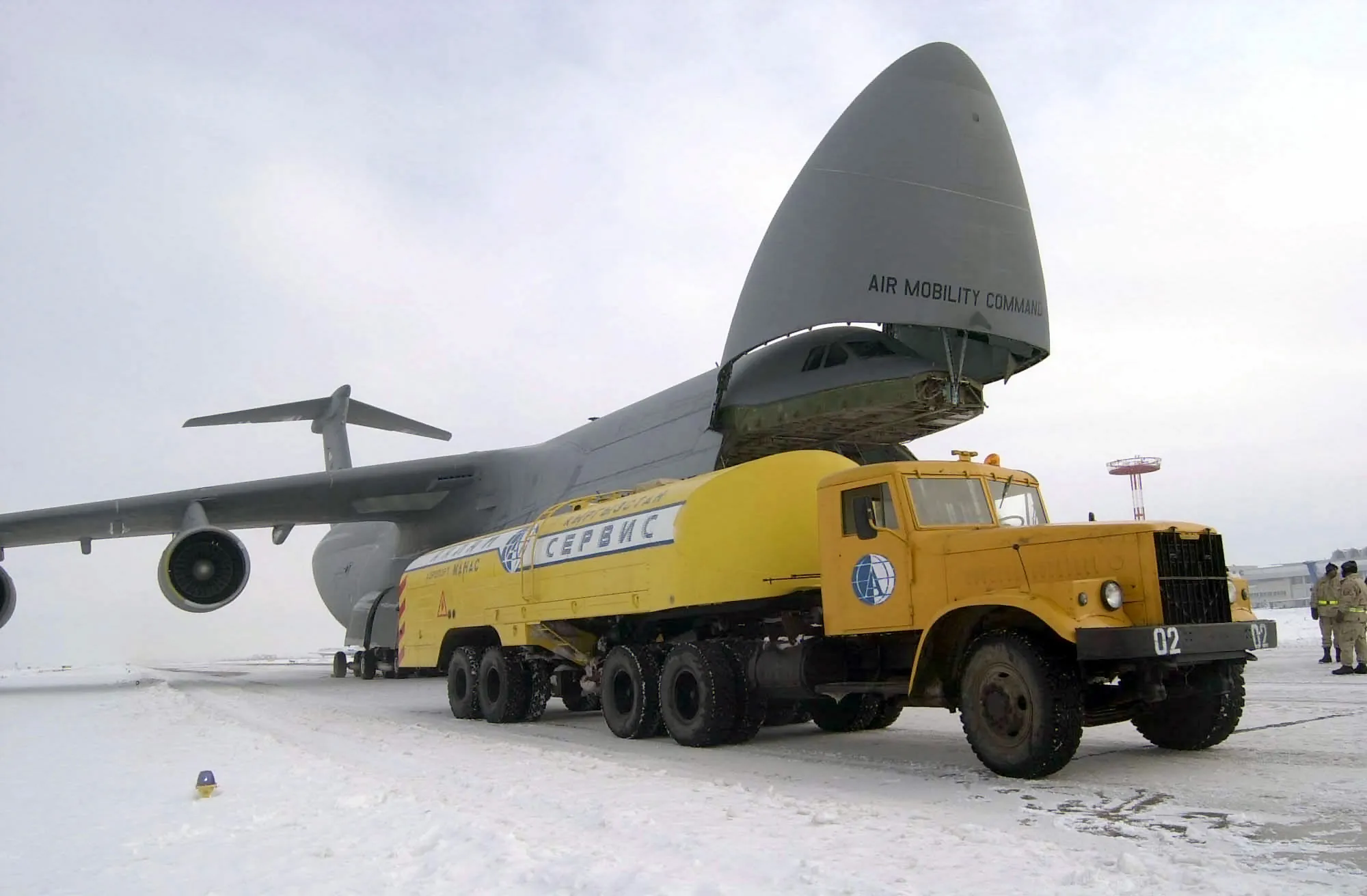 Заправка транспортного самолёта C-5 Galaxy в аэропорту Манас, Киргизия: топливо подаёт заправщик на шасси КрАЗ