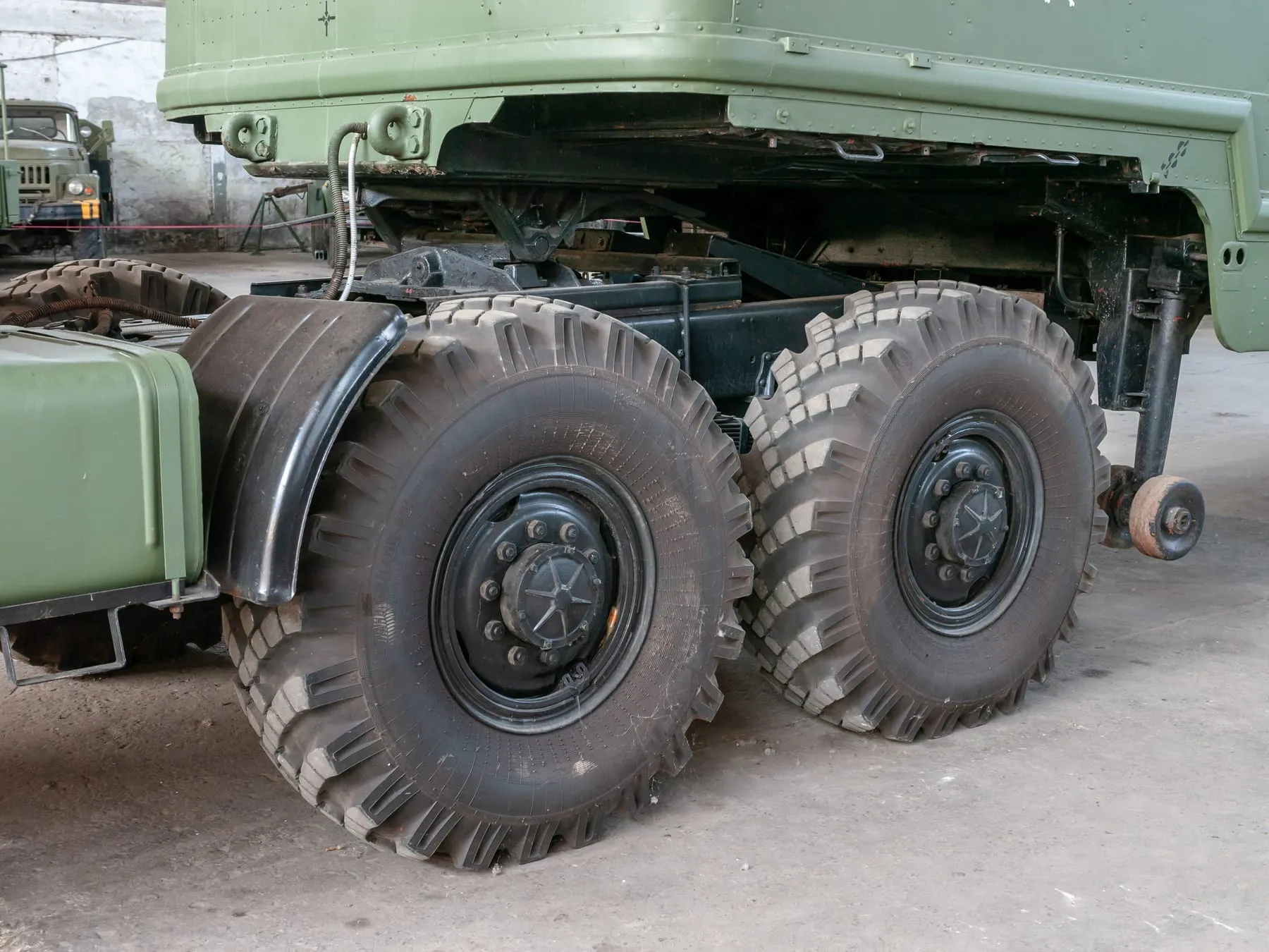 Колёса задней тележки Урал-377С: передний мост у машины неведущий