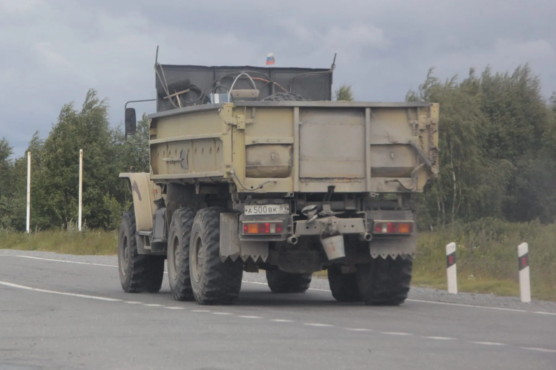 Урал-5557 на дороге под Салехардом, вид сзади