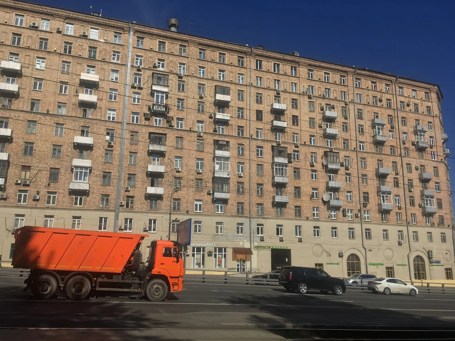 Самосвал на Варшавском шоссе в Москве