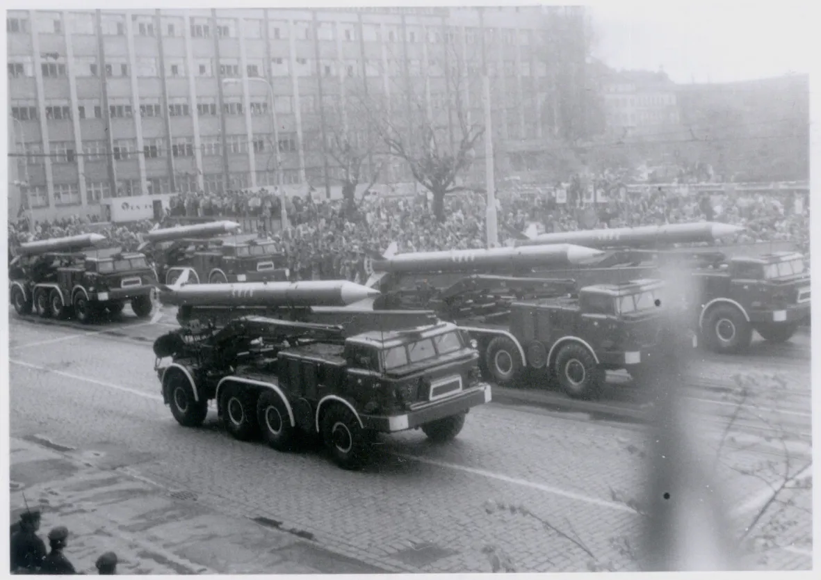 Колонна пусковых установок «Луна-М» на военном параде в Праге, 9 мая 1985 года