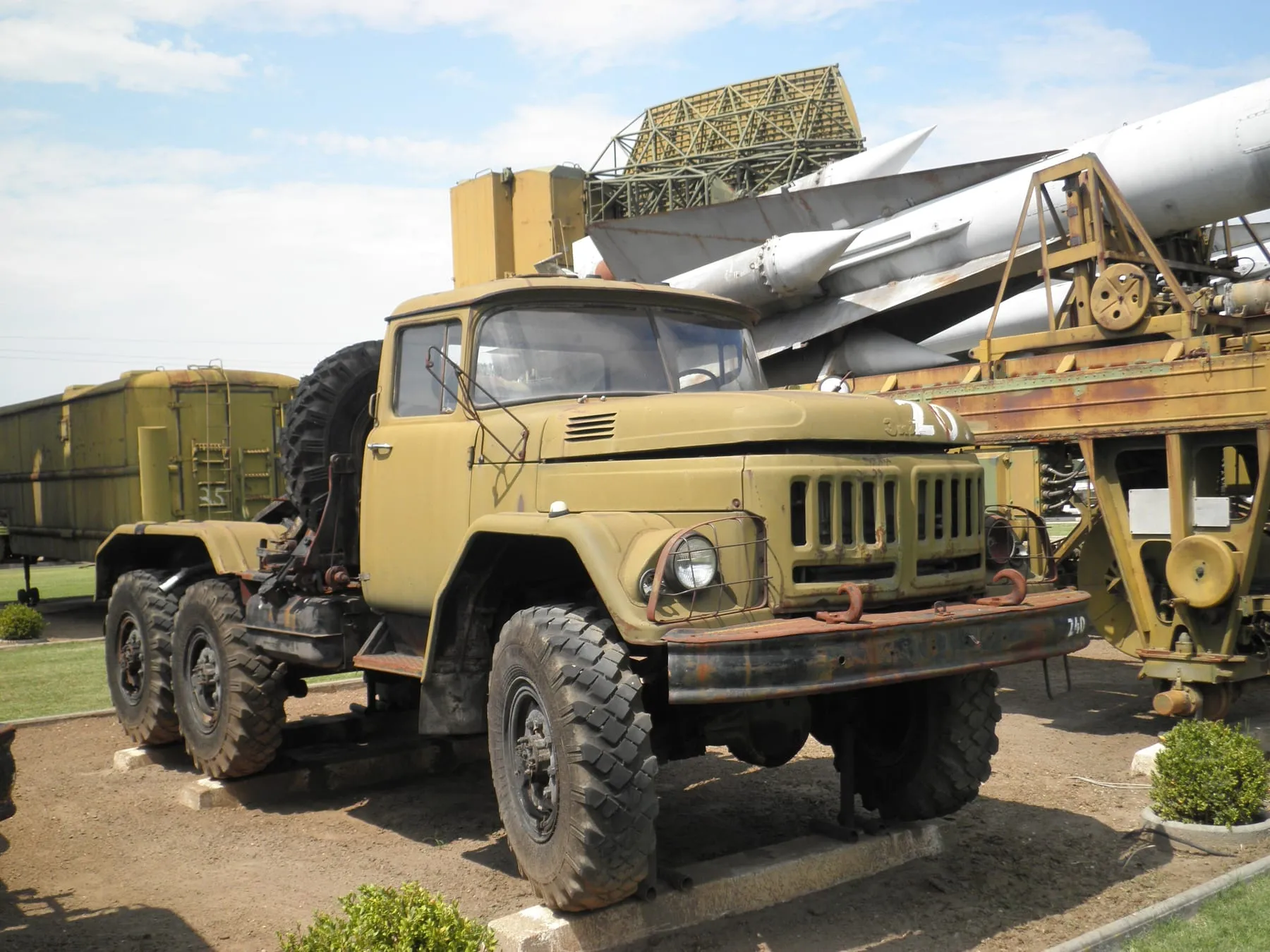 Седельный тягач ЗИЛ-131В с запасным колесом за кабиной