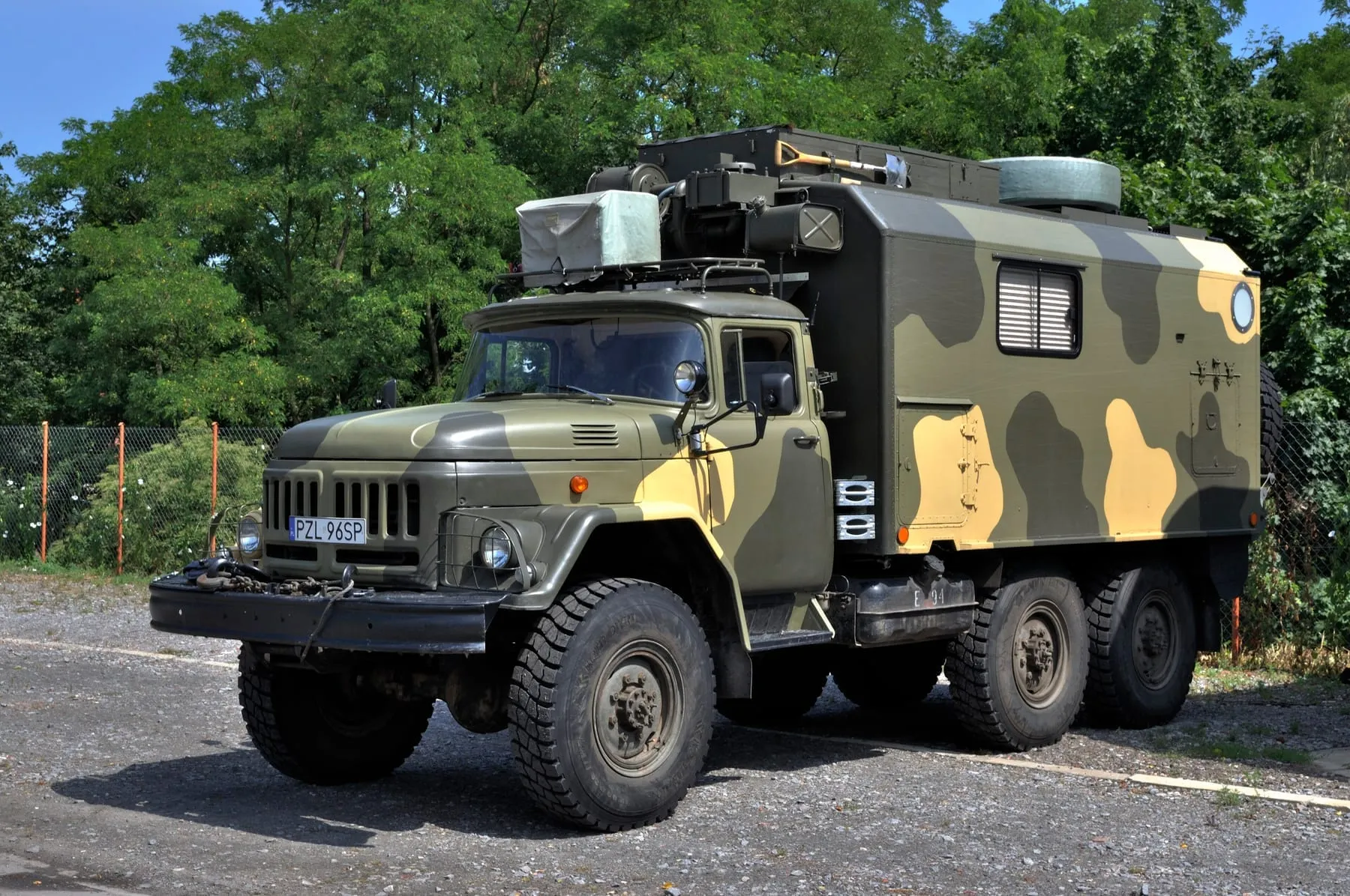ЗИЛ-131 с кузовом-фургоном КУНГ в польском камуфляже