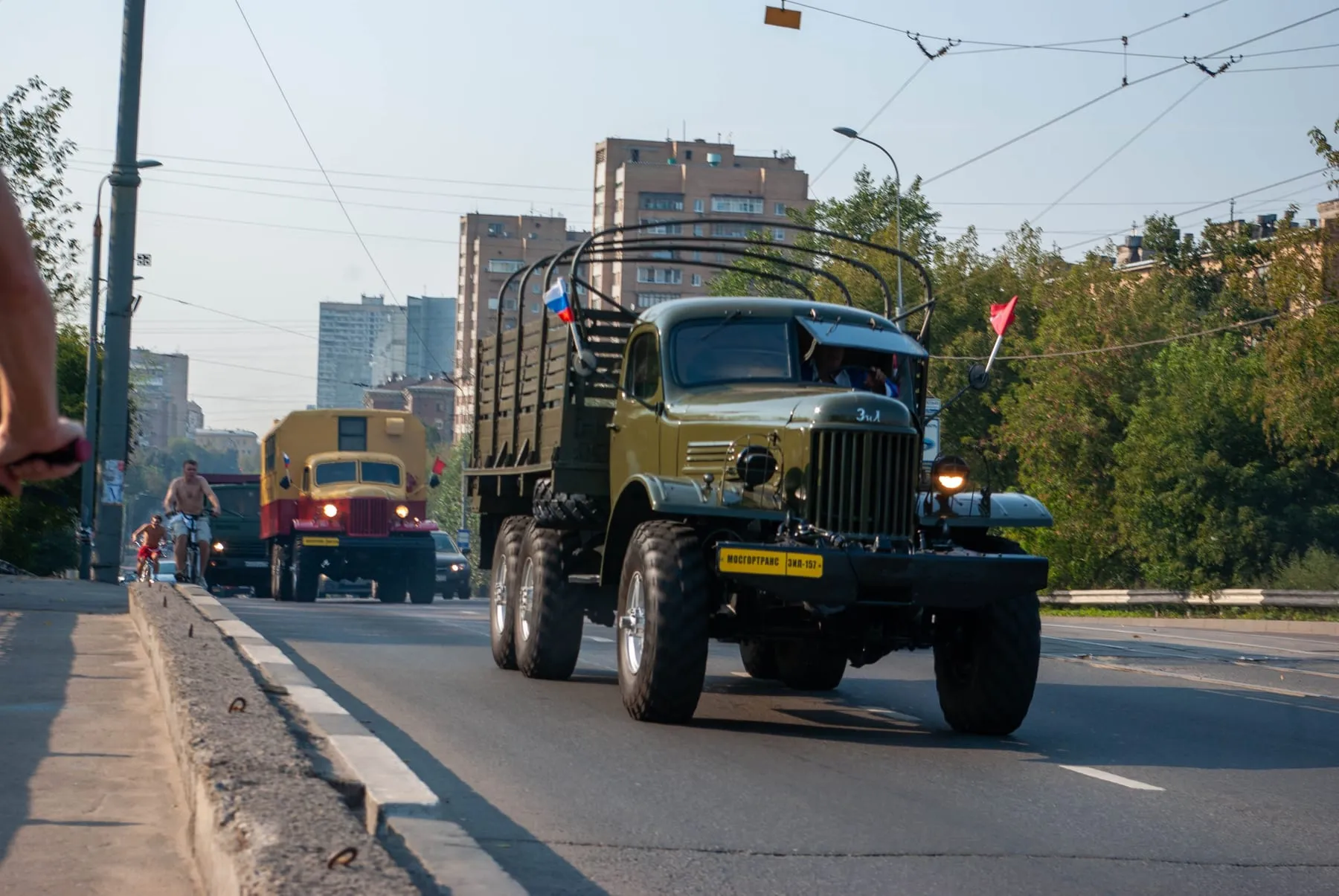 ЗИЛ-157 на параде ретротехники в Москве: односкатные колёса на всех трёх мостах