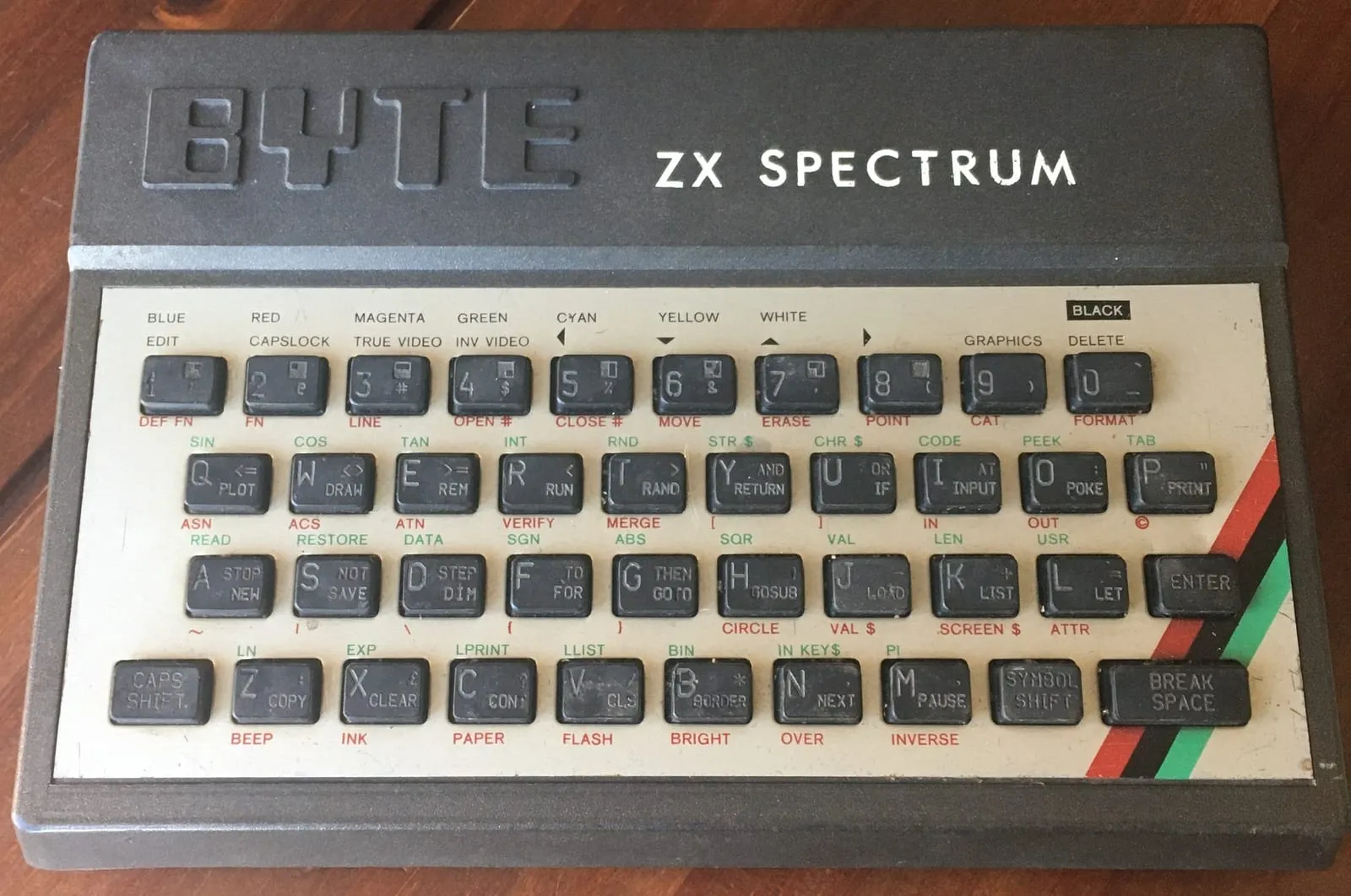 Самодельный клон ZX Spectrum «Byte», собранный в кооперативе на закате СССР — фирменных компьютеров в продаже не было, их паяли по журнальным схемам.