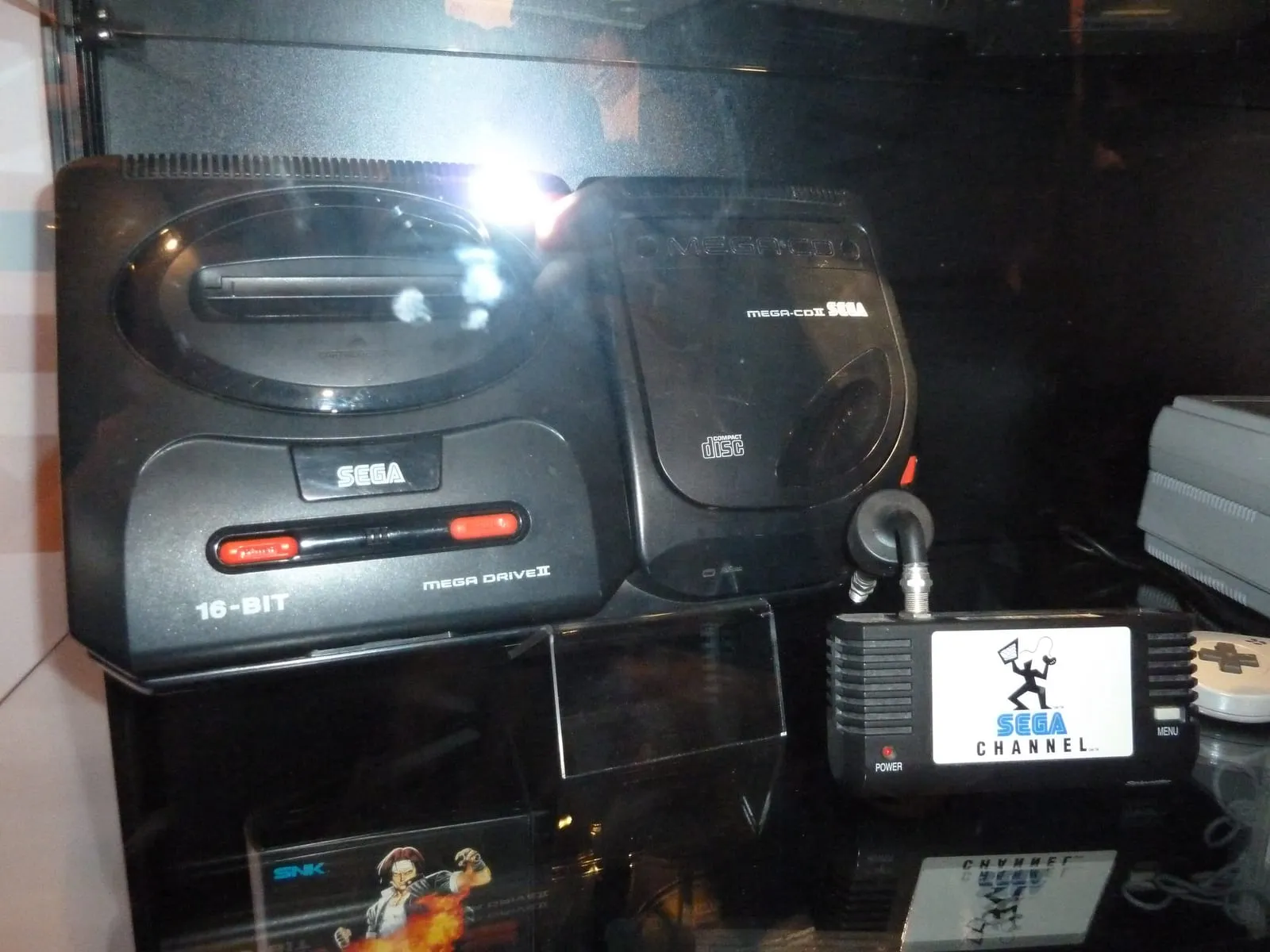 Sega Mega Drive II (1993) с приставкой Mega-CD II — более дорогая альтернатива Dendy для тех, кто хотел игры с CD-дисков.