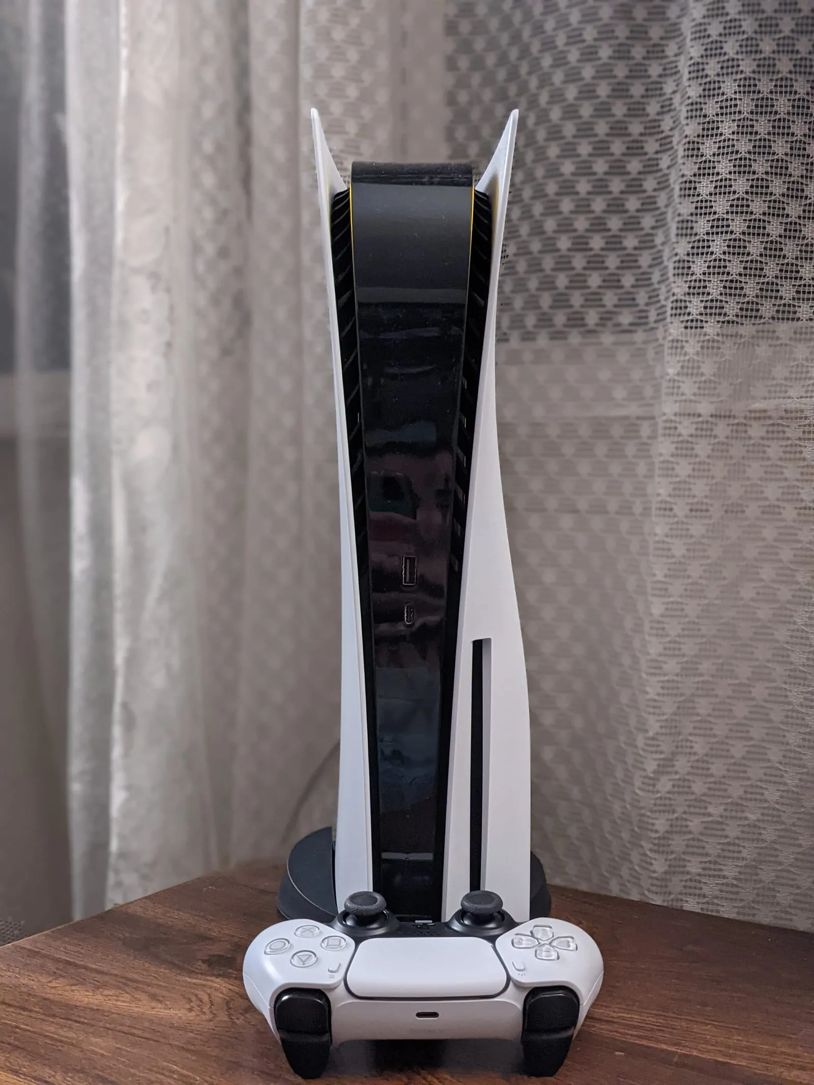 PlayStation 5 (2020) с геймпадом DualSense — на ней Atomic Heart добрался до мировых чартов.